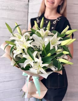 Красивый букет из 11 Лилий в крафте
