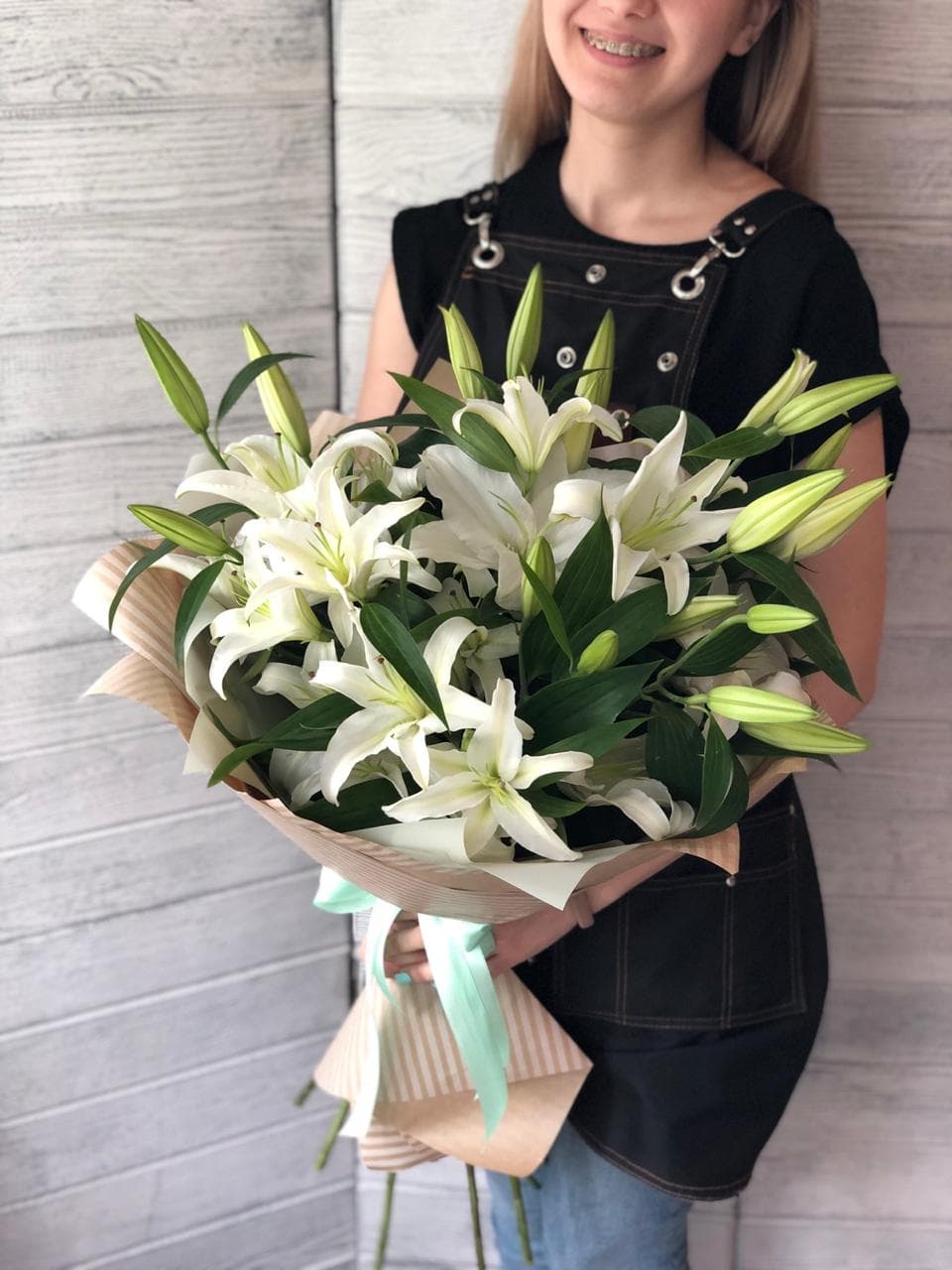 Красивый букет из 11 Лилий в крафте