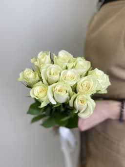 Красочный букет 11шт БЕЛЫЕ Розы Кения 35-40см
