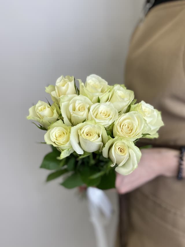 Красочный букет 11шт БЕЛЫЕ Розы Кения 35-40см Красочный букет 11шт БЕЛЫЕ Розы Кения 35-40см