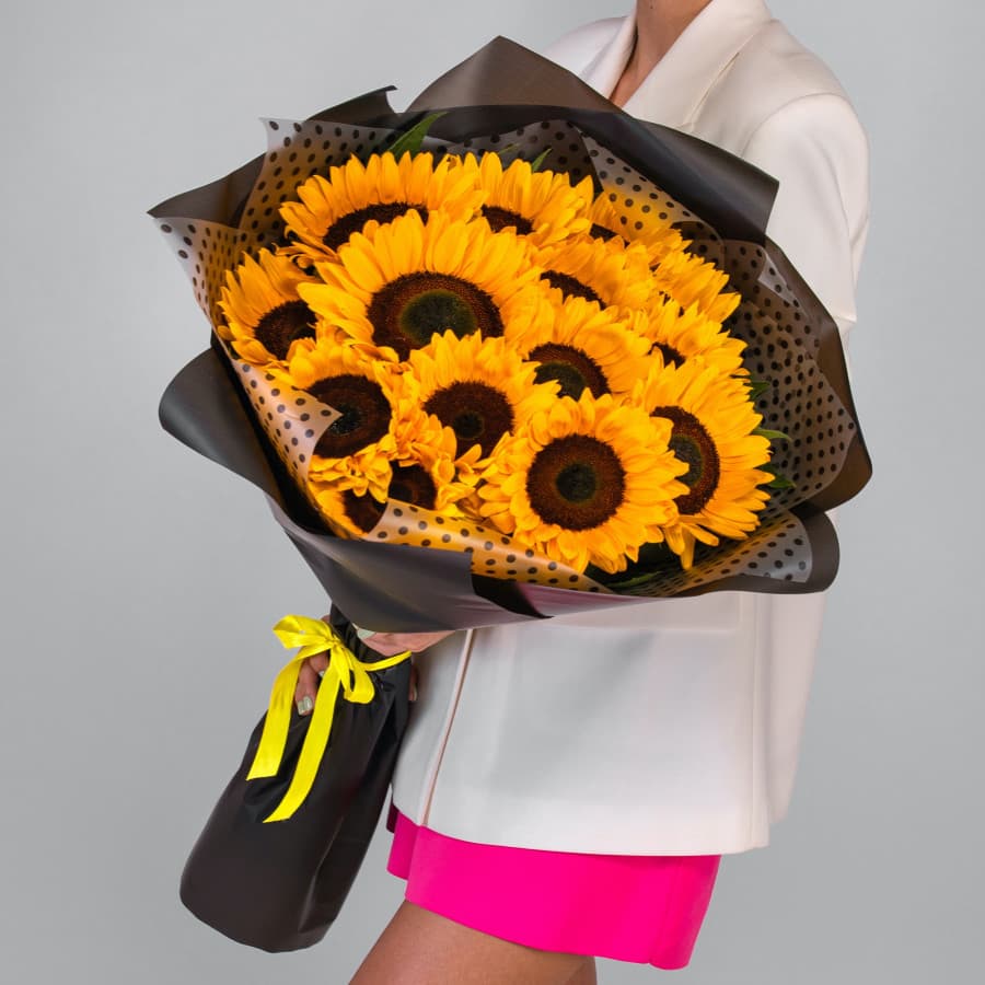 Букет 13 подсолнухов в матовой бумаге