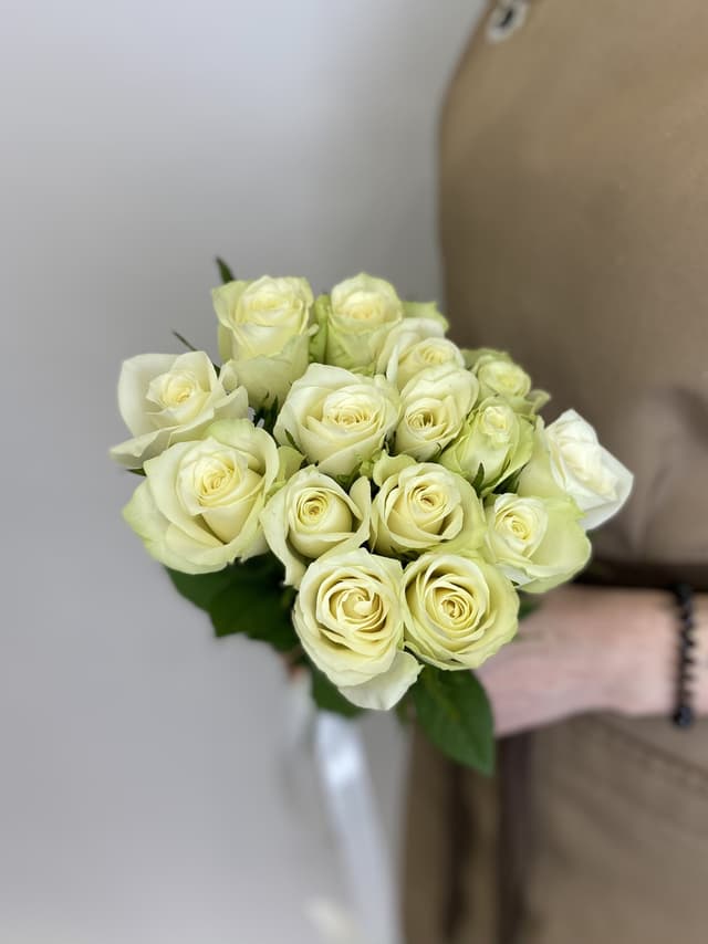 Букет 15шт БЕЛЫЕ Розы Кения 35-40см Букет 15шт БЕЛЫЕ Розы Кения 35-40см