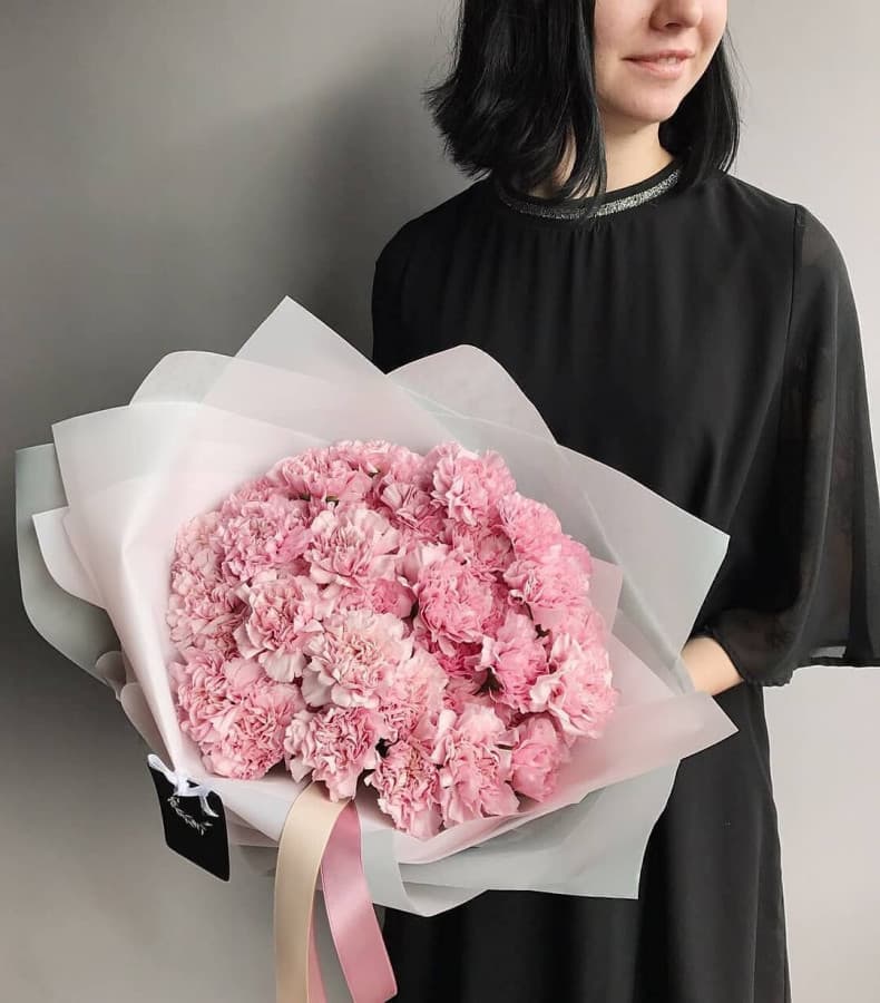 Красивый букет 35 диантусов в матовой бумаге