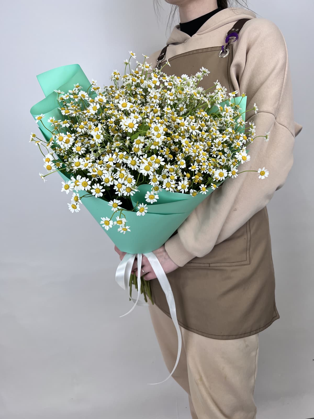 Красочный букет 35 Кустовых Ромашек в матовой бумаге