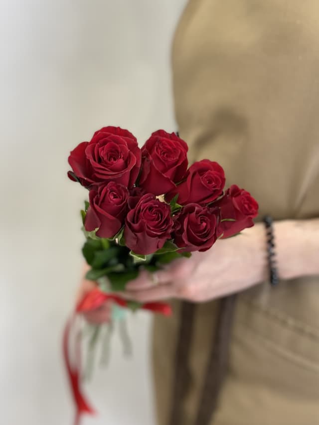 Дизайнерский букет 7шт КРАСНЫЕ Розы Кения 35-40см Дизайнерский букет 7шт КРАСНЫЕ Розы Кения 35-40см