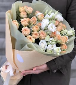 Стильный букет "Эустомы и кустовые Розы"