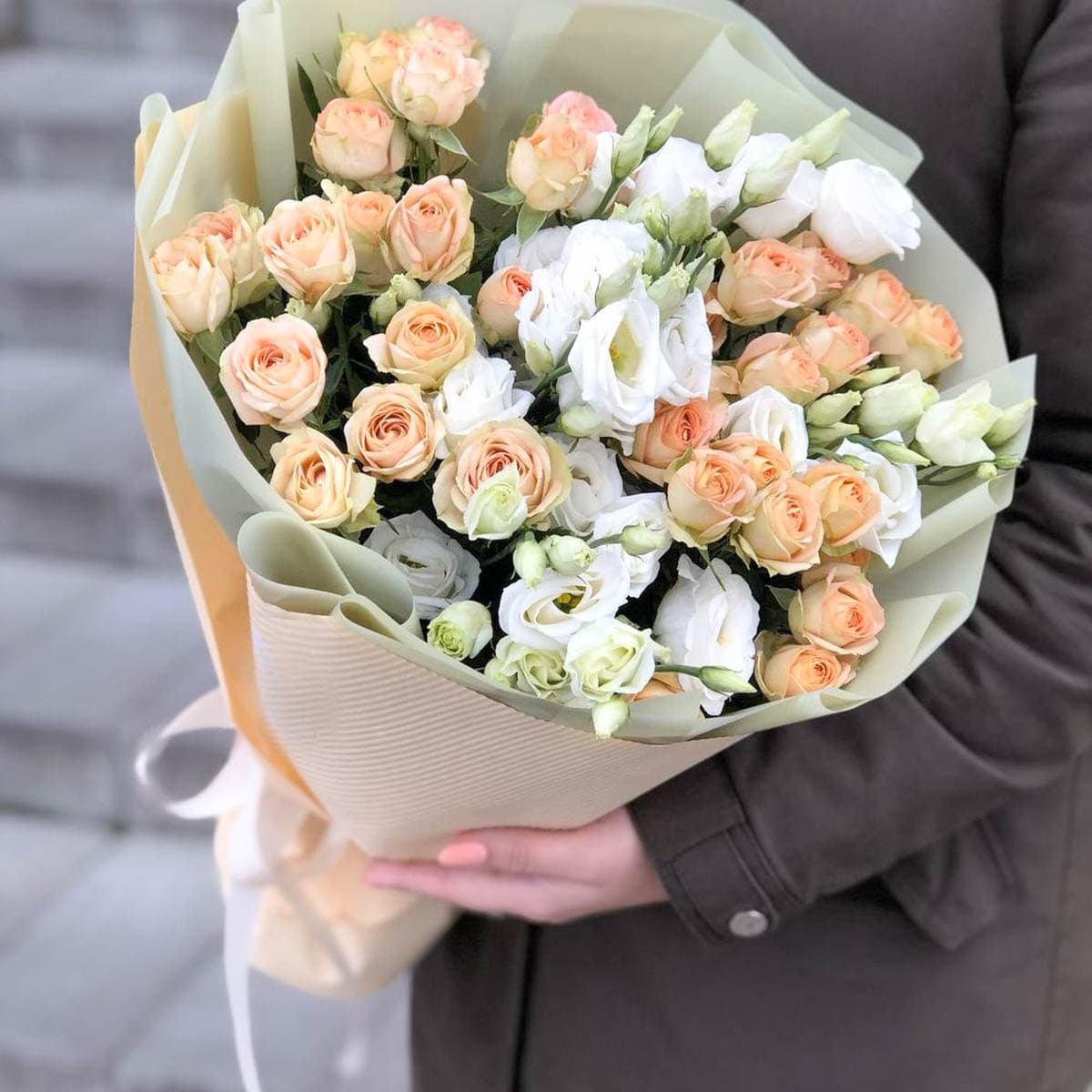 Стильный букет "Эустомы и кустовые Розы"