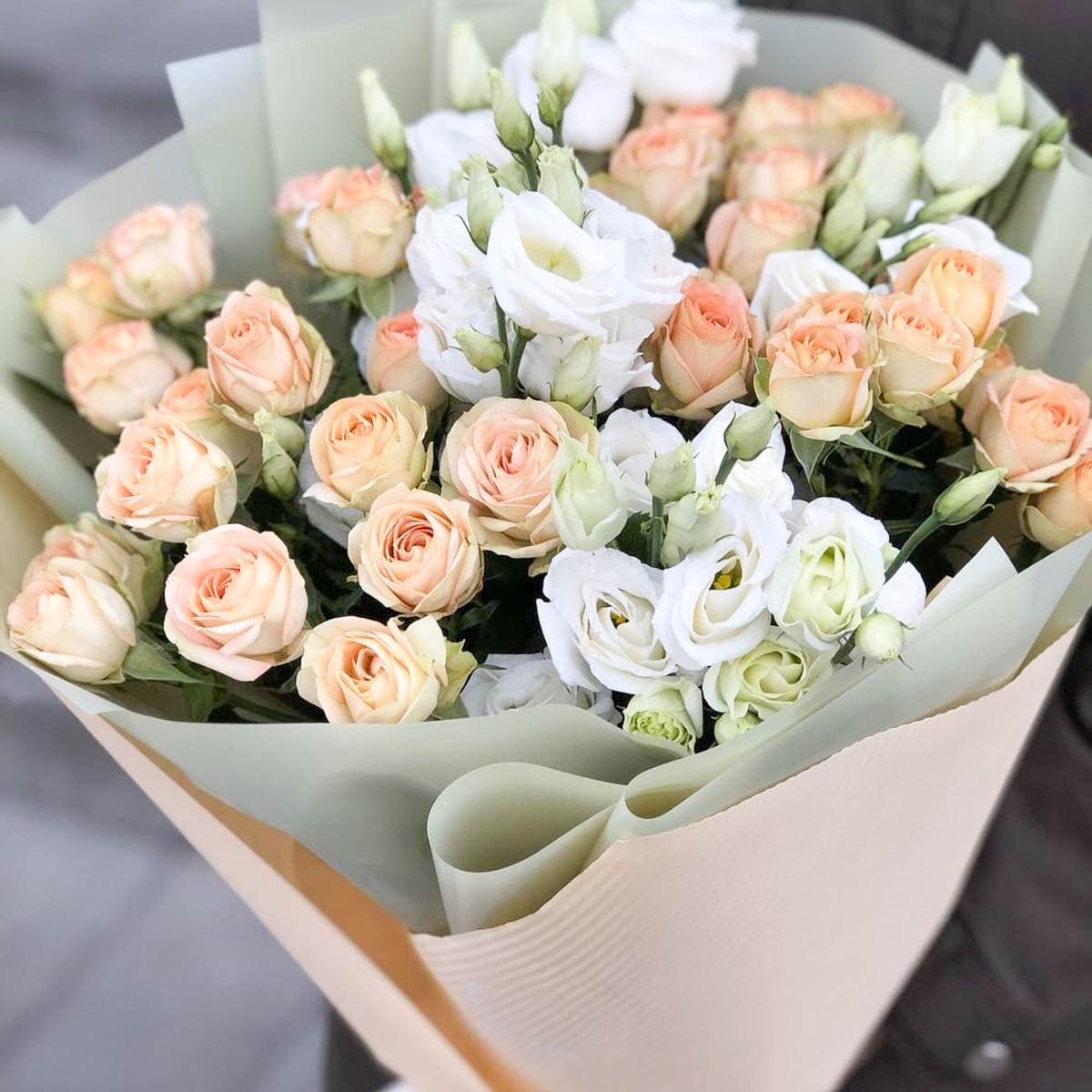 Стильный букет "Эустомы и кустовые Розы"