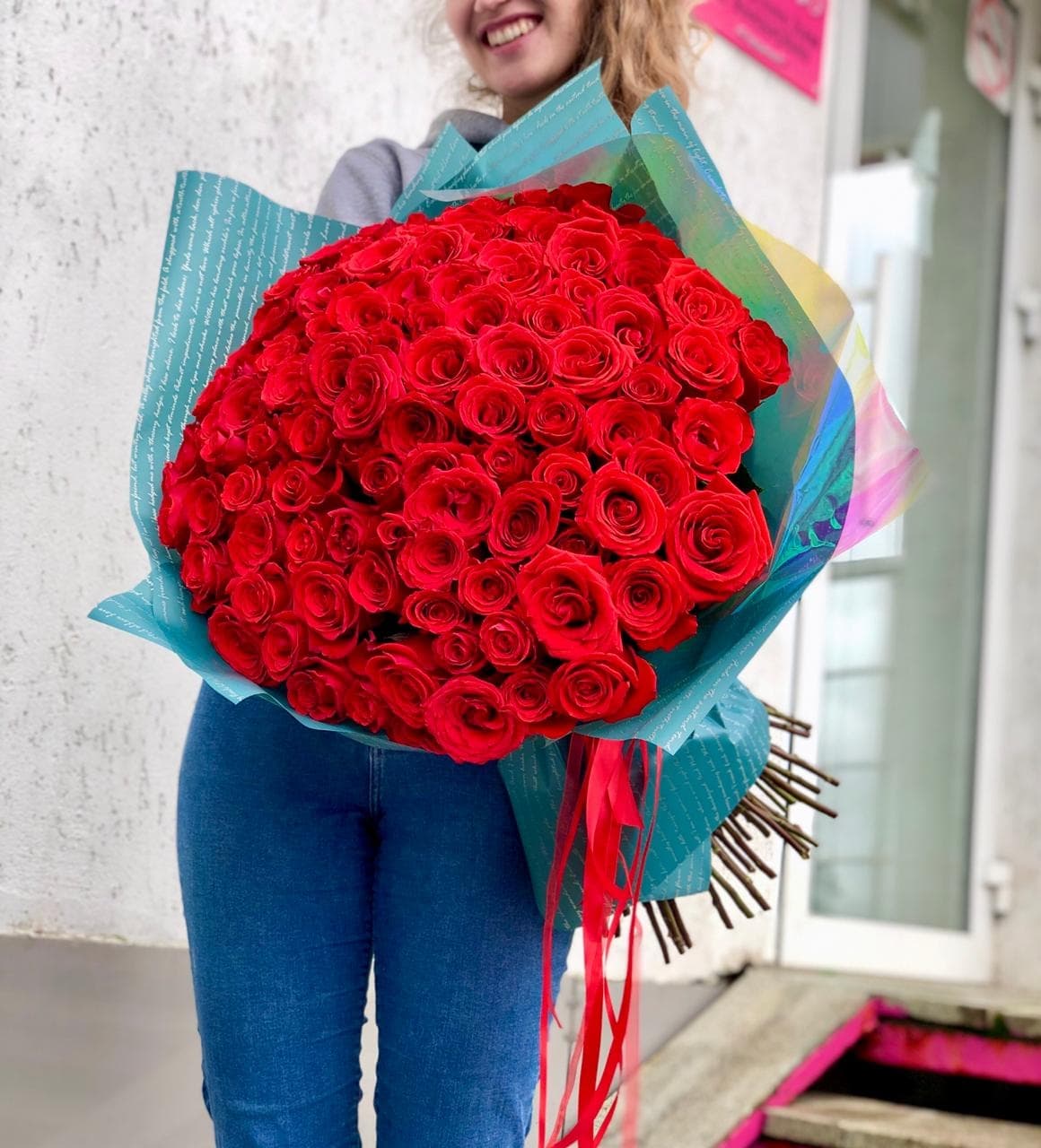 Дизайнерский букет из 101 алой Розы Эквадор в матовой бумаге Уфа 50 см