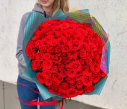 Дизайнерский букет из 101 алой Розы Эквадор 50 см в матовой бумаге