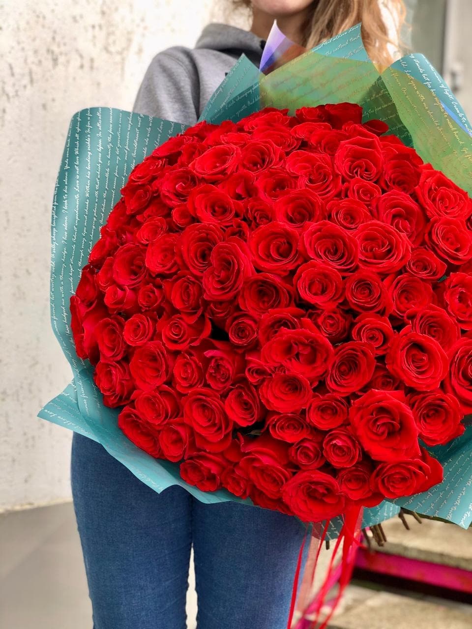 Популярный букет из 101 алой Розы Эквадор в матовой бумаге 70 см