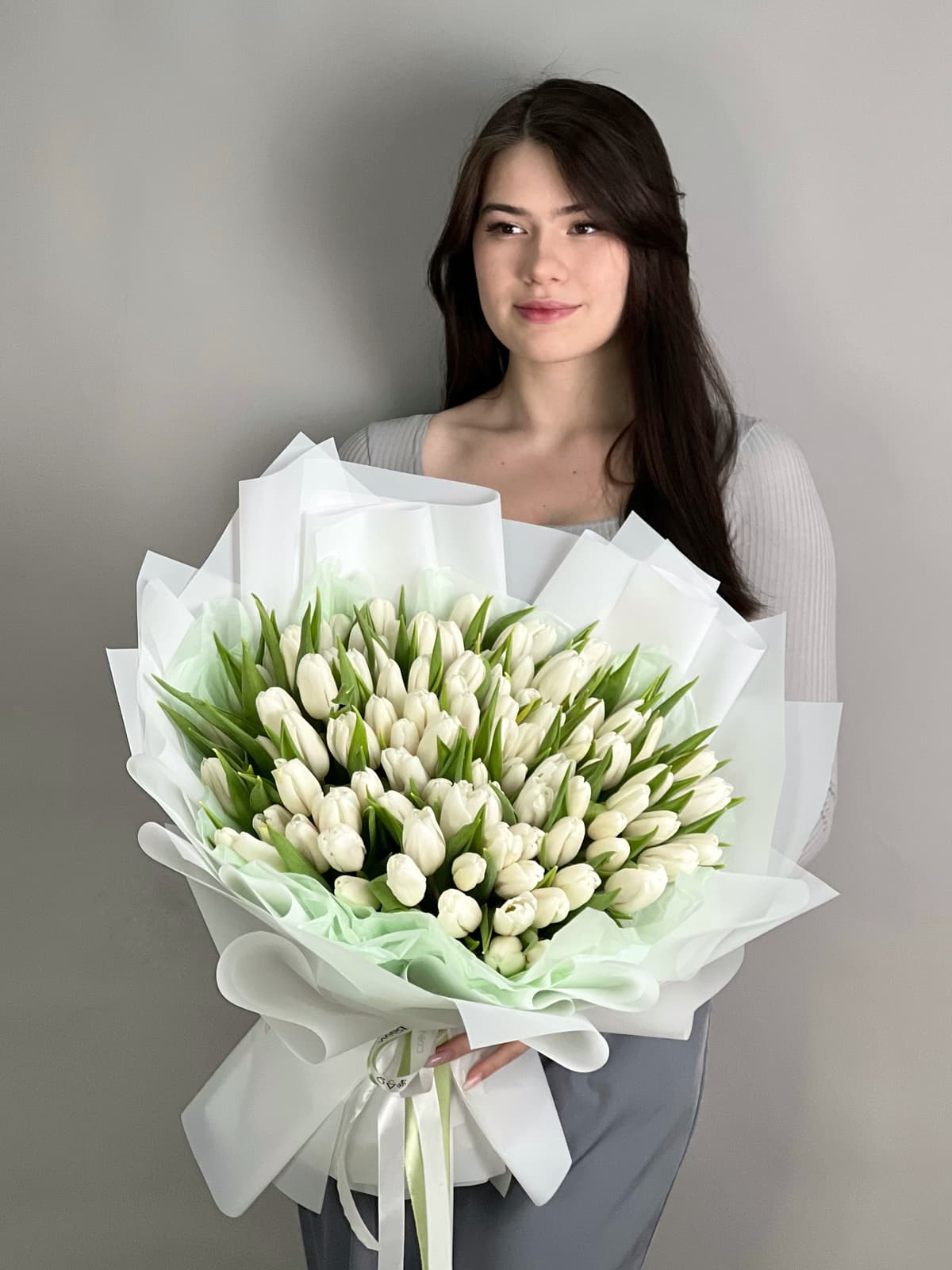 Букет из 101 белого тюльпана в фирменной упаковке