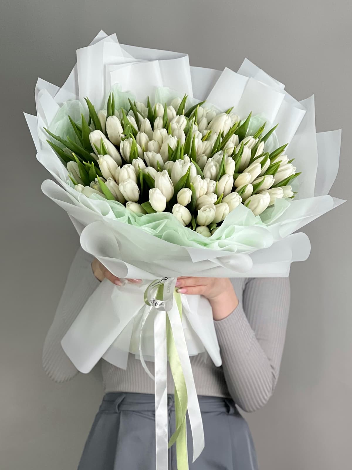 Букет из 101 белого тюльпана в фирменной упаковке