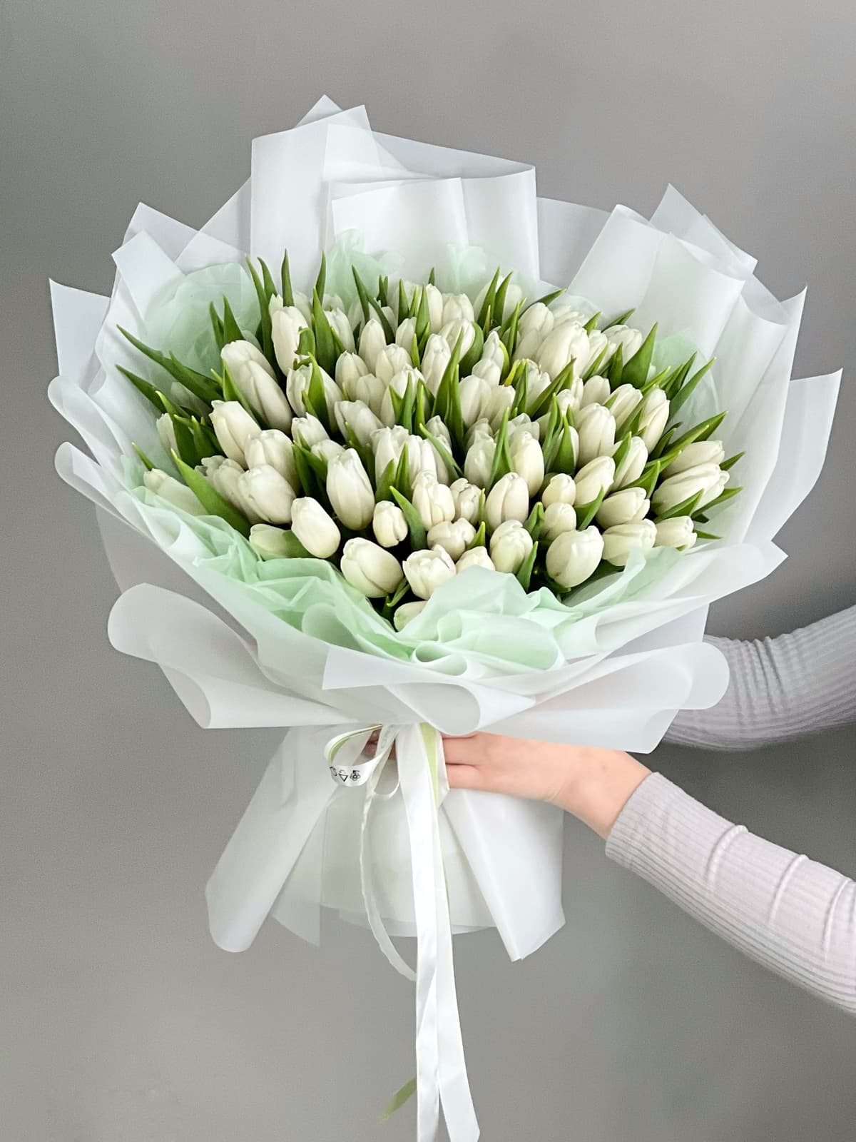 Букет из 101 белого тюльпана в фирменной упаковке