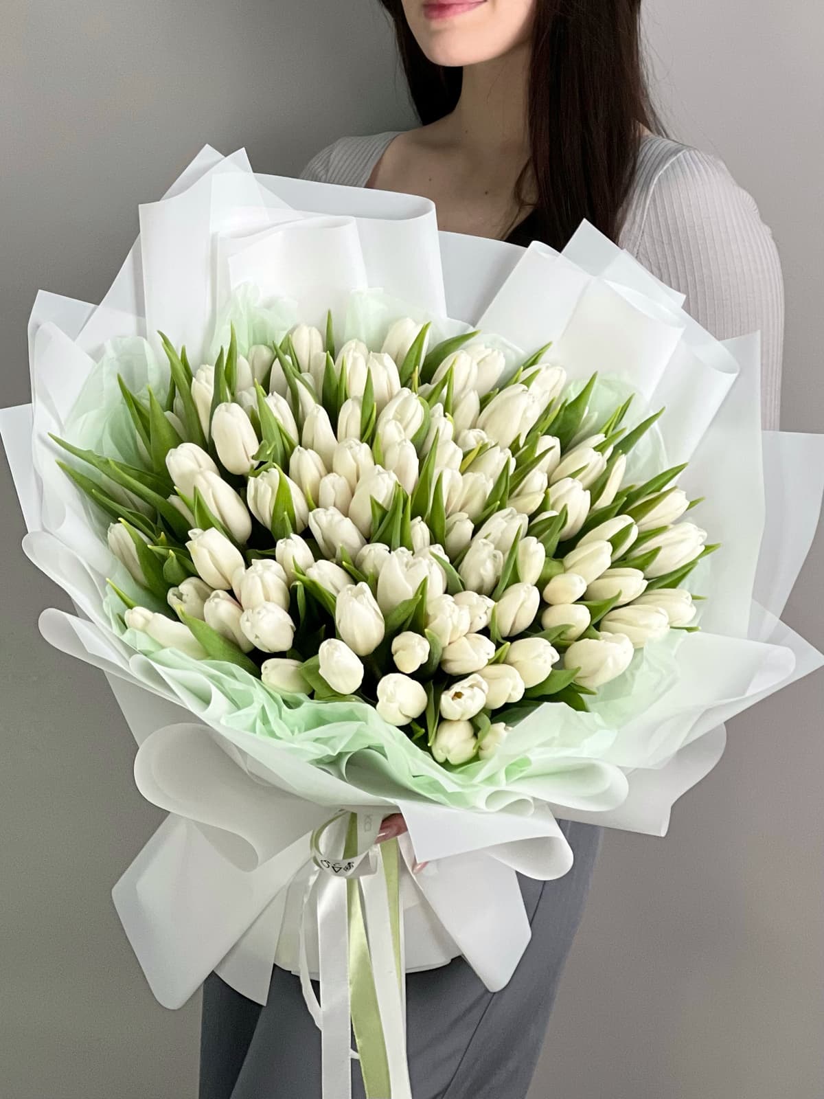 Букет из 101 белого тюльпана в фирменной упаковке