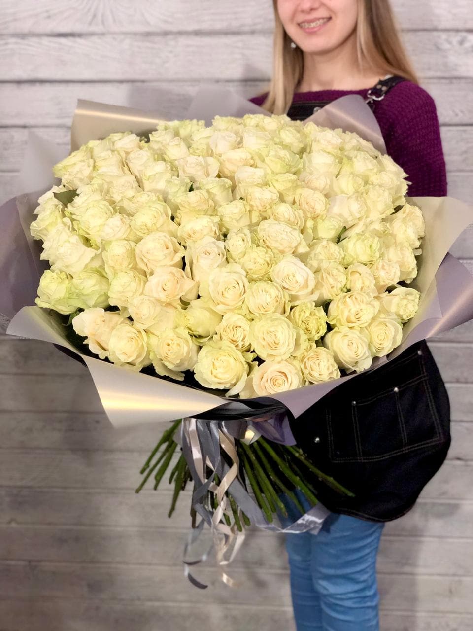 Роскошный букет из 101 белой Розы Эквадор в матовой бумаге 60 см
