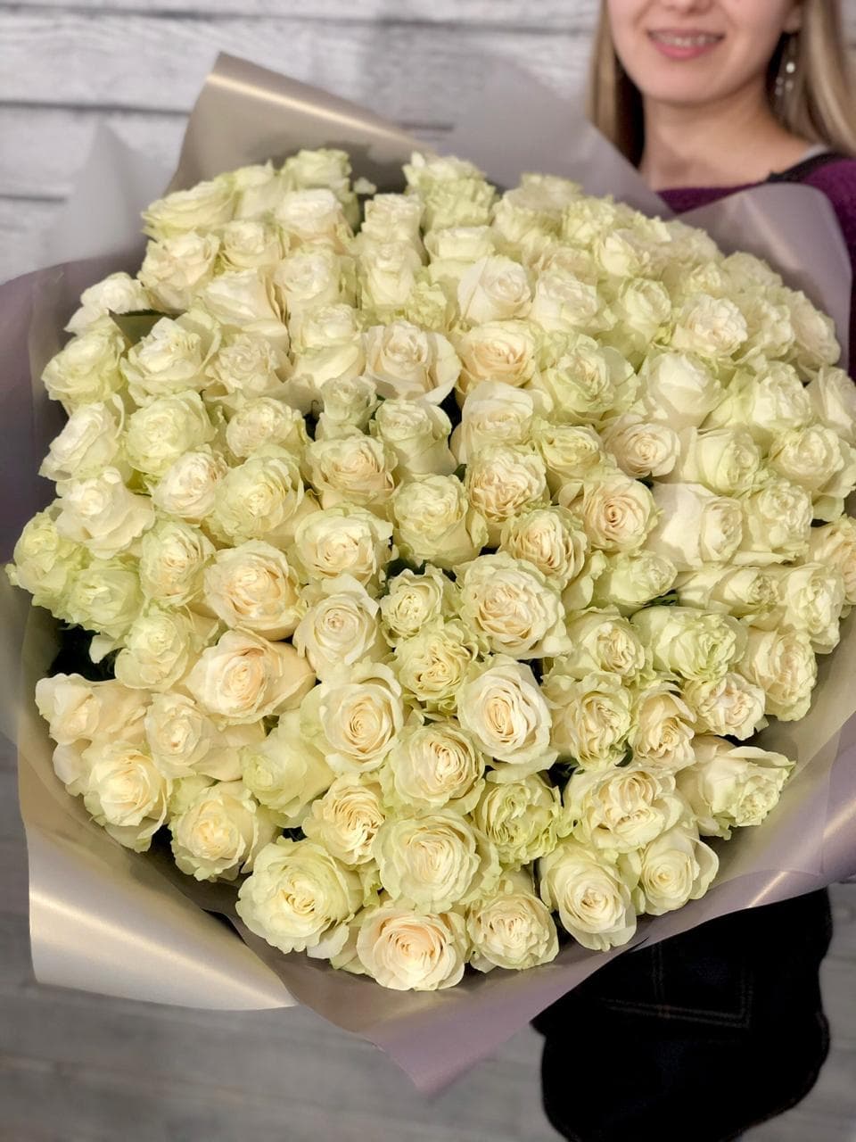Стильный букет из 101 белой Розы Эквадор в матовой бумаге Уфа 70 см