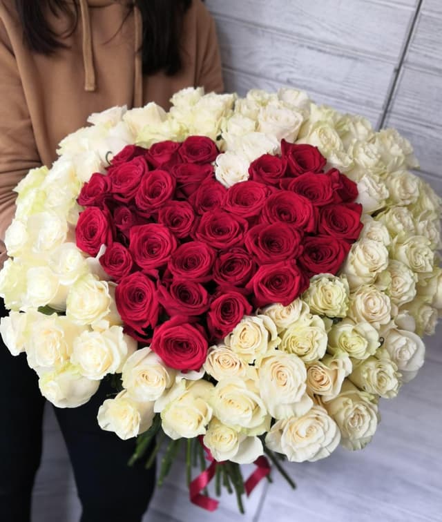 Букет из 101 белой Розы Эквадор в матовой бумаге Уфа 80 см Букет из 101 белой Розы Эквадор в матовой бумаге Уфа 80 см