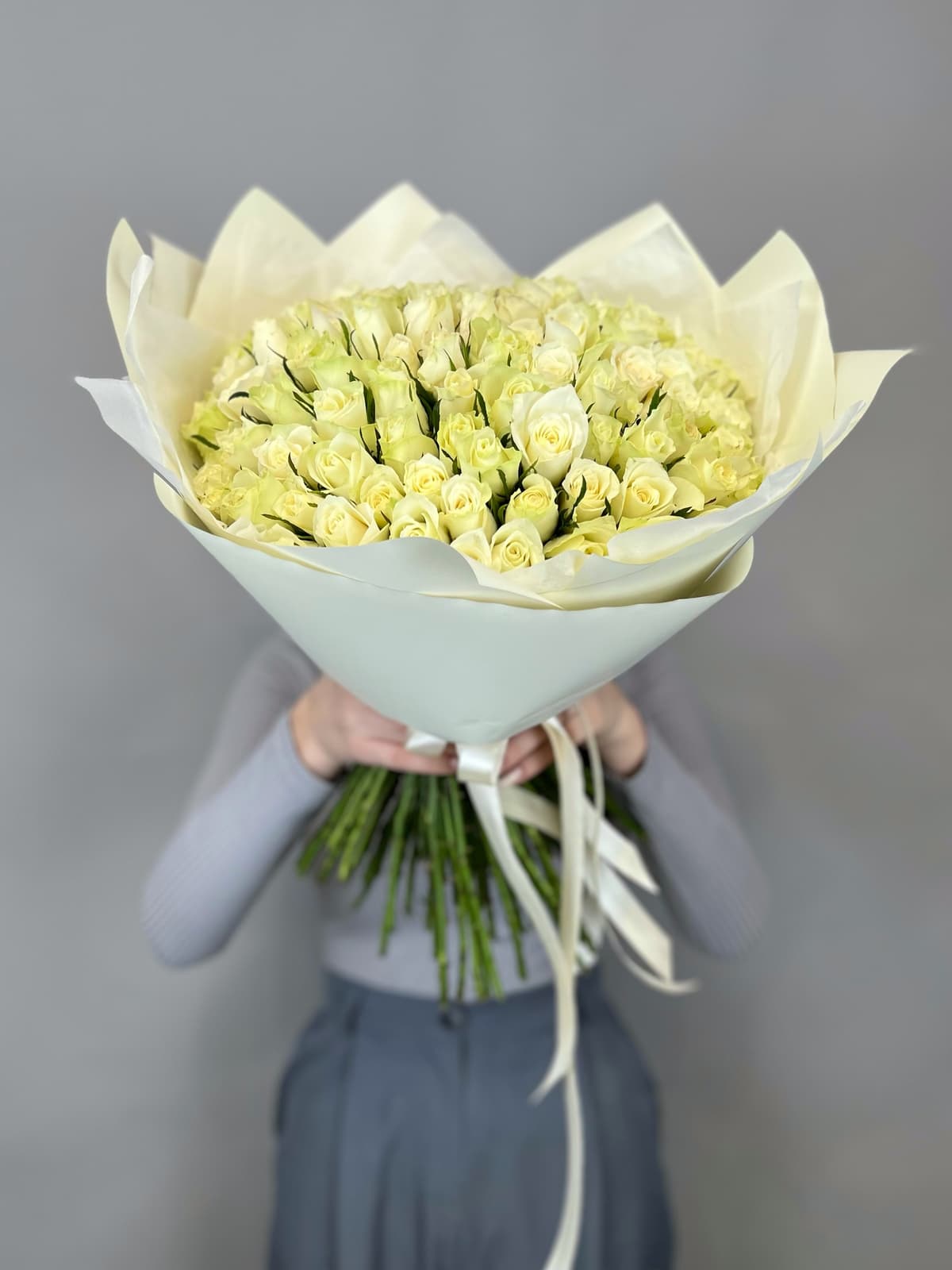 Цветочный букет из 101 белых роз Кения 35-40 см в матовой бумаге