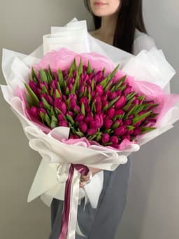 Букет из 101 фиолетового тюльпана в фирменной упаковке