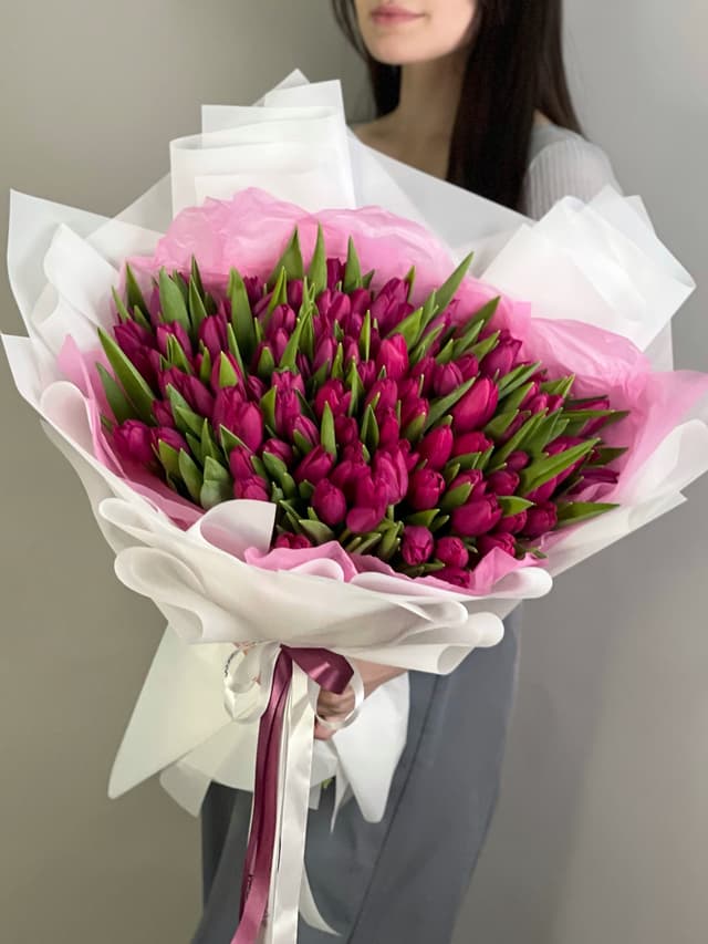 Букет из 101 фиолетового тюльпана в фирменной упаковке Букет из 101 фиолетового тюльпана в фирменной упаковке