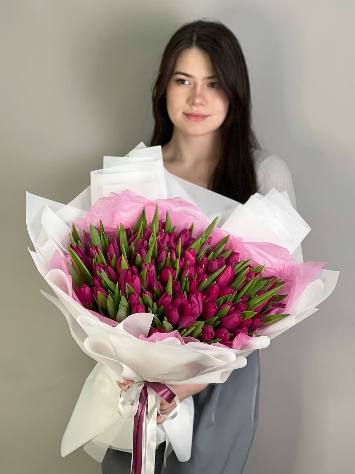 Букет из 101 фиолетового тюльпана в фирменной упаковке