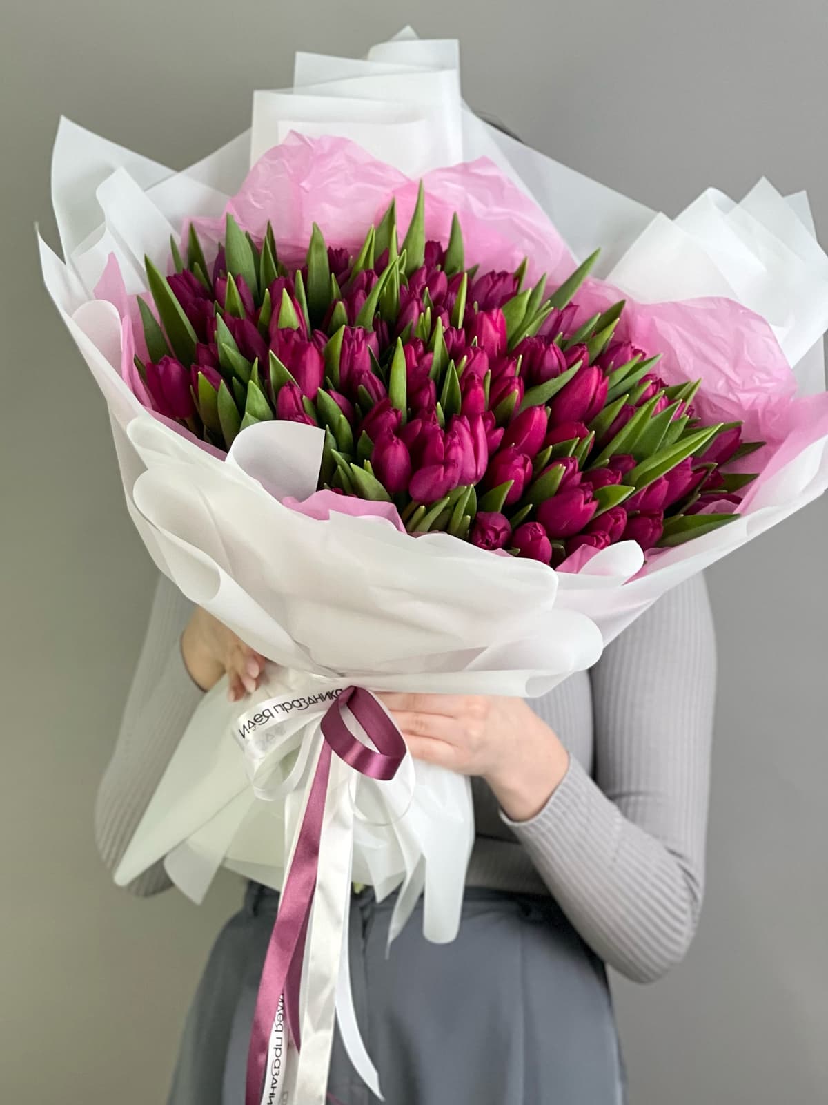 Букет из 101 фиолетового тюльпана в фирменной упаковке