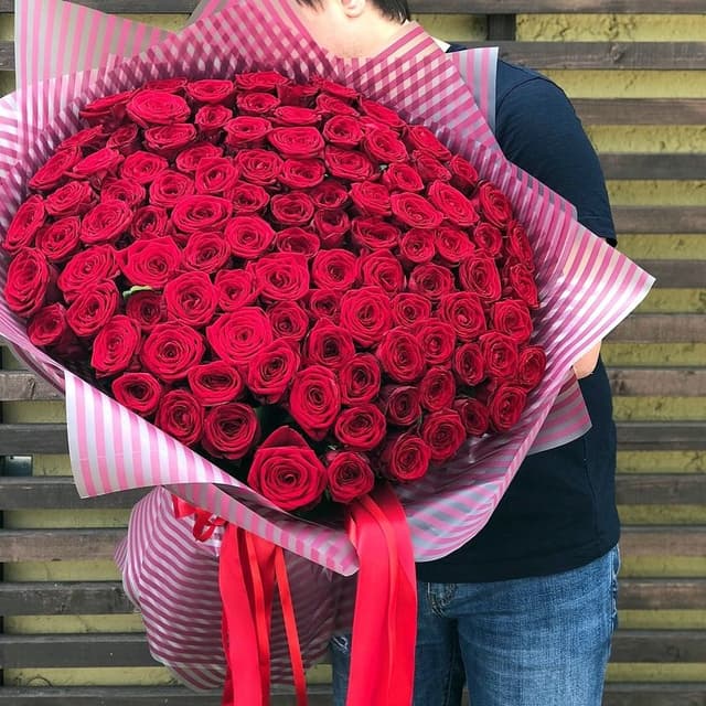 Дизайнерский букет из 101 красной Розы Эквадор в матовой бумаге Уфа 50 см Дизайнерский букет из 101 красной Розы Эквадор в матовой бумаге Уфа 50 см