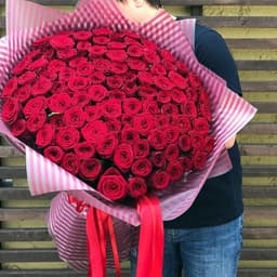 Дизайнерский букет из 101 красной Розы Эквадор в матовой бумаге 50 см