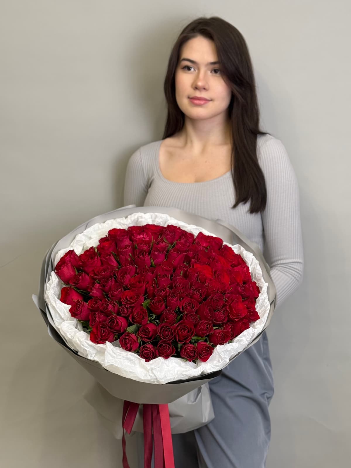 Букет из 101 красной розы Кения 35-40 см в фирменной упаковке