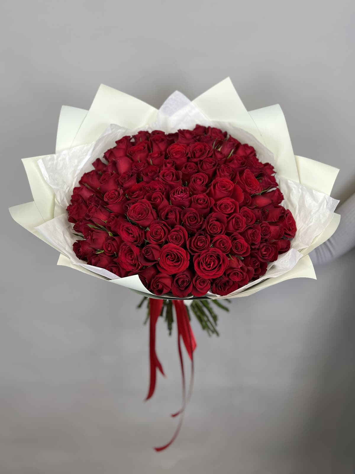 Оригинальный букет из 101 красных роз Кения 35-40см в матовом