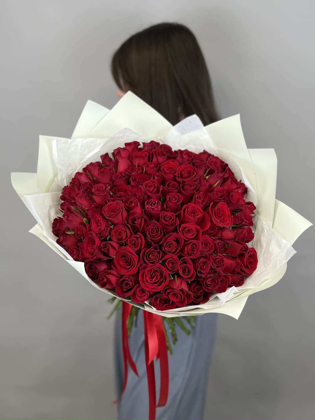 Оригинальный букет из 101 красных роз Кения 35-40см в матовом