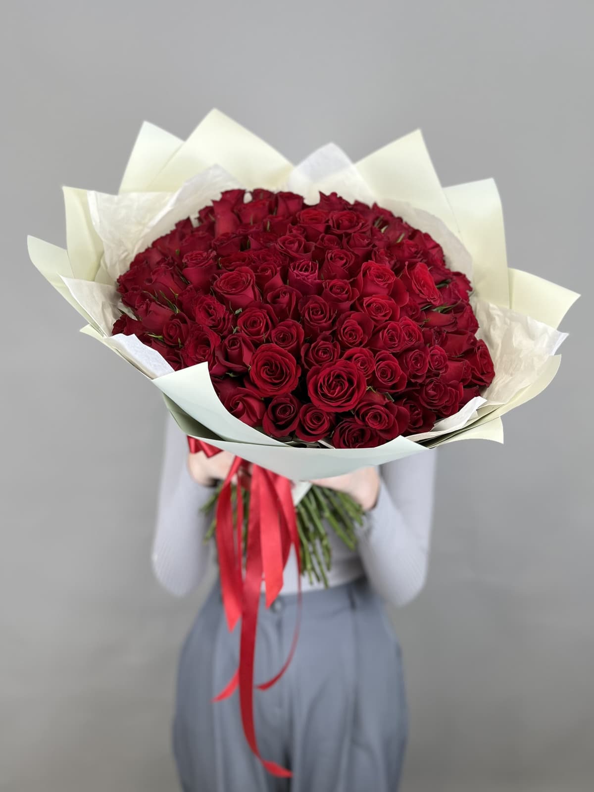 Оригинальный букет из 101 красных роз Кения 35-40см в матовом