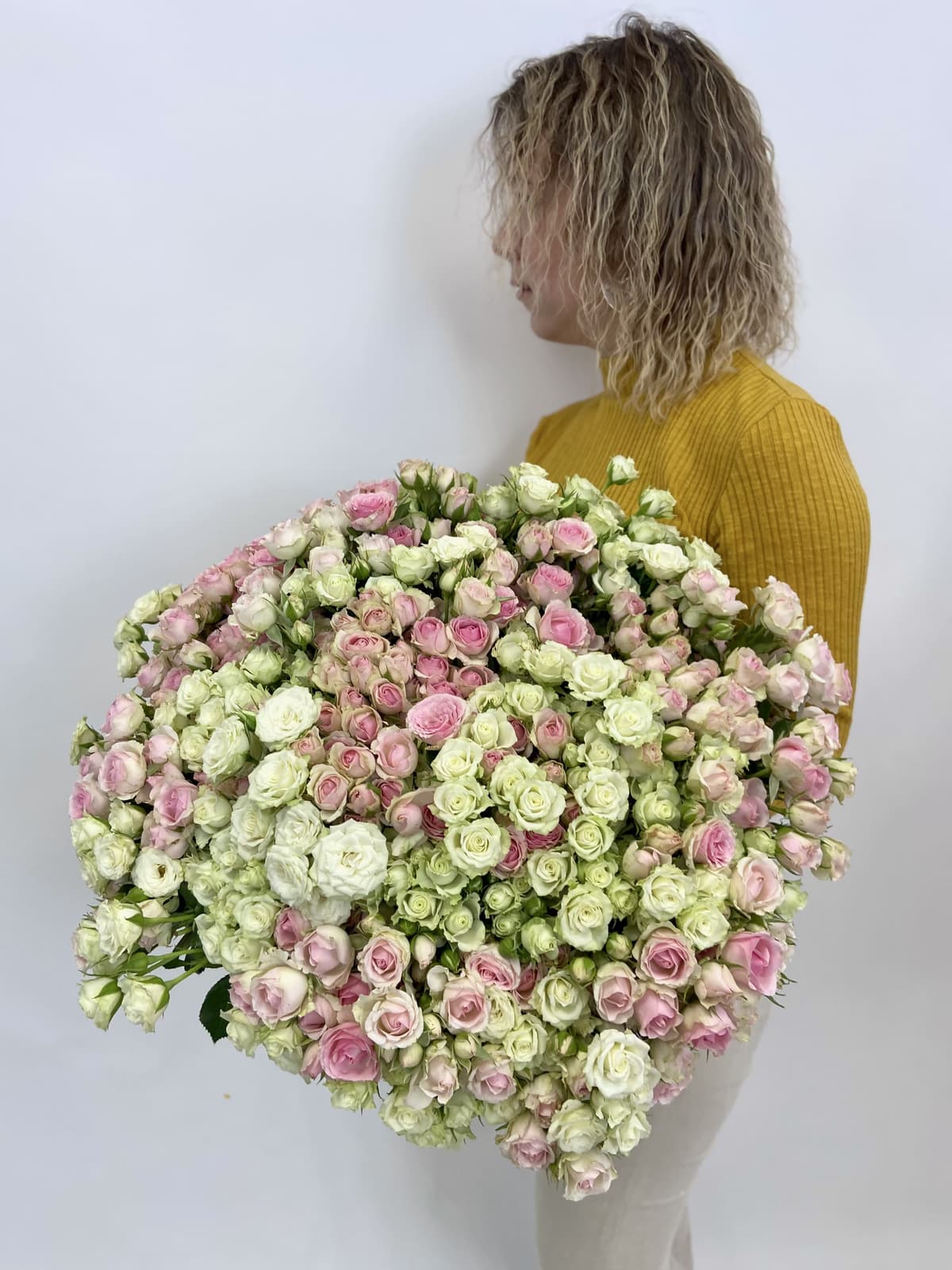 Букет из 101 кустовой розы