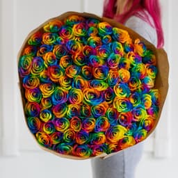 Букет из 101 радужной Розы Эквадор в крафт бумаге