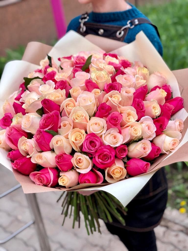 Нежный букет из 101 розово-персиковой розы Эквадор в матовой бумаге 60 см