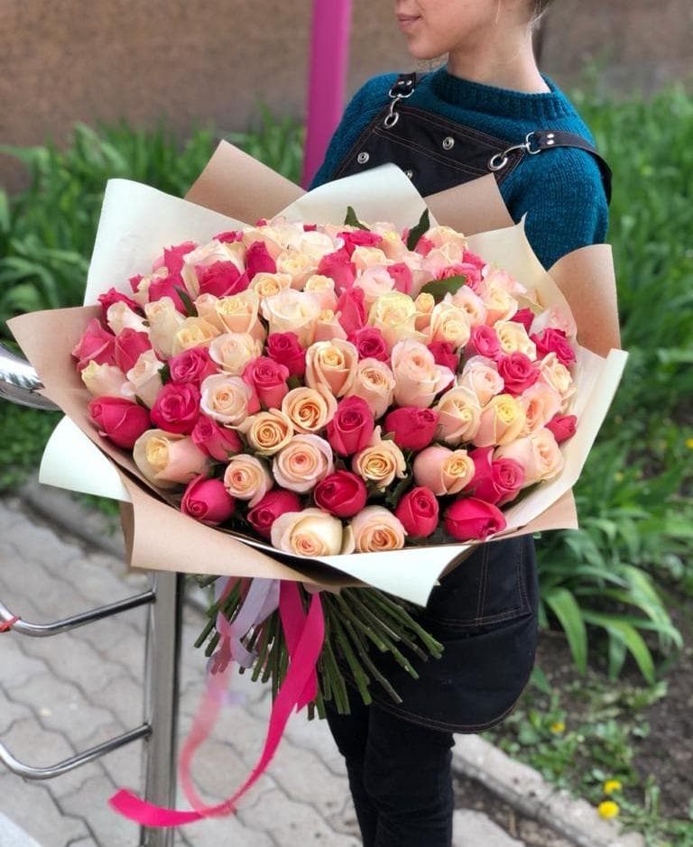 Стильный букет из 101 розово-персиковой розы Эквадор в матовой бумаге 80 см