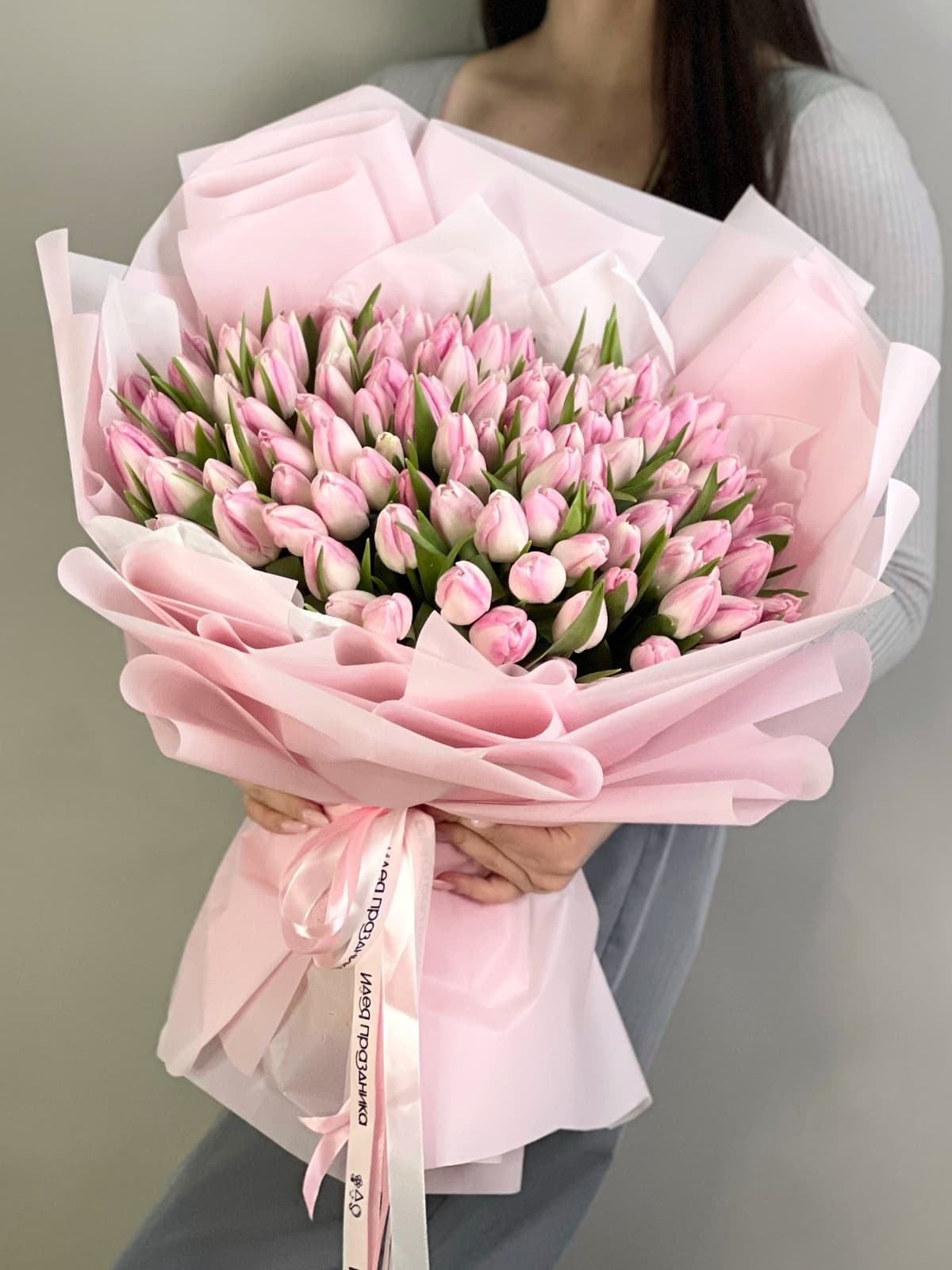 Букет из 101 розового тюльпана в фирменной упаковке