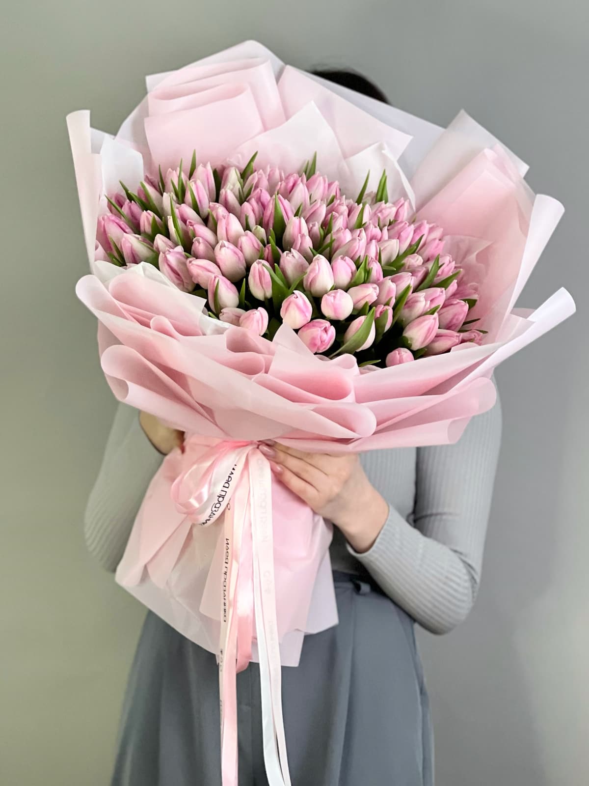 Букет из 101 розового тюльпана в фирменной упаковке