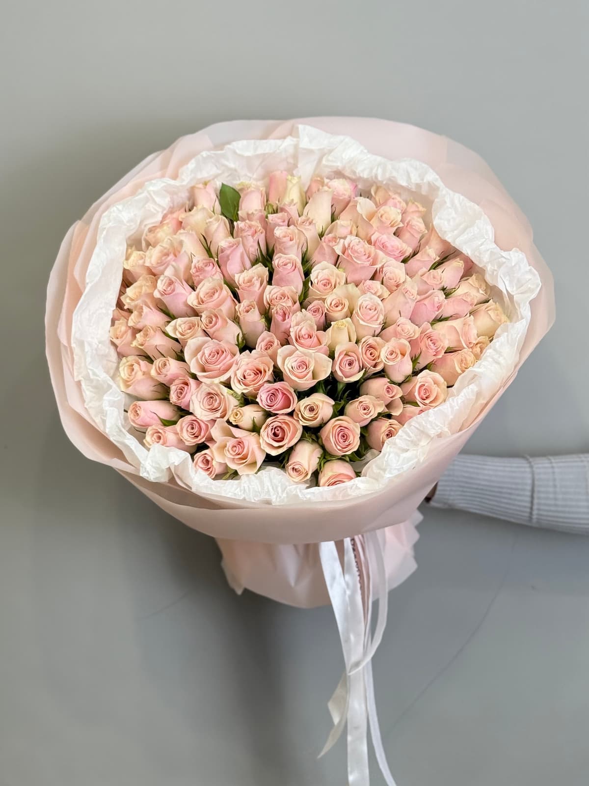 Букет из 101 розовой розы Кения 35-40 см в фирменной упаковке