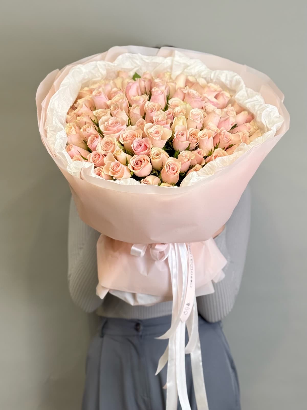 Букет из 101 розовой розы Кения 35-40 см в фирменной упаковке