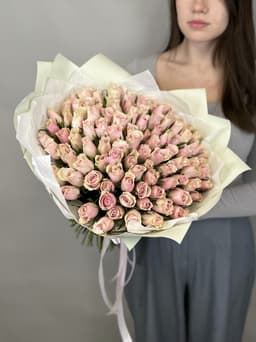 Роскошный букет из 101 розовых роз Кения 35-40 см в матовой бумаге