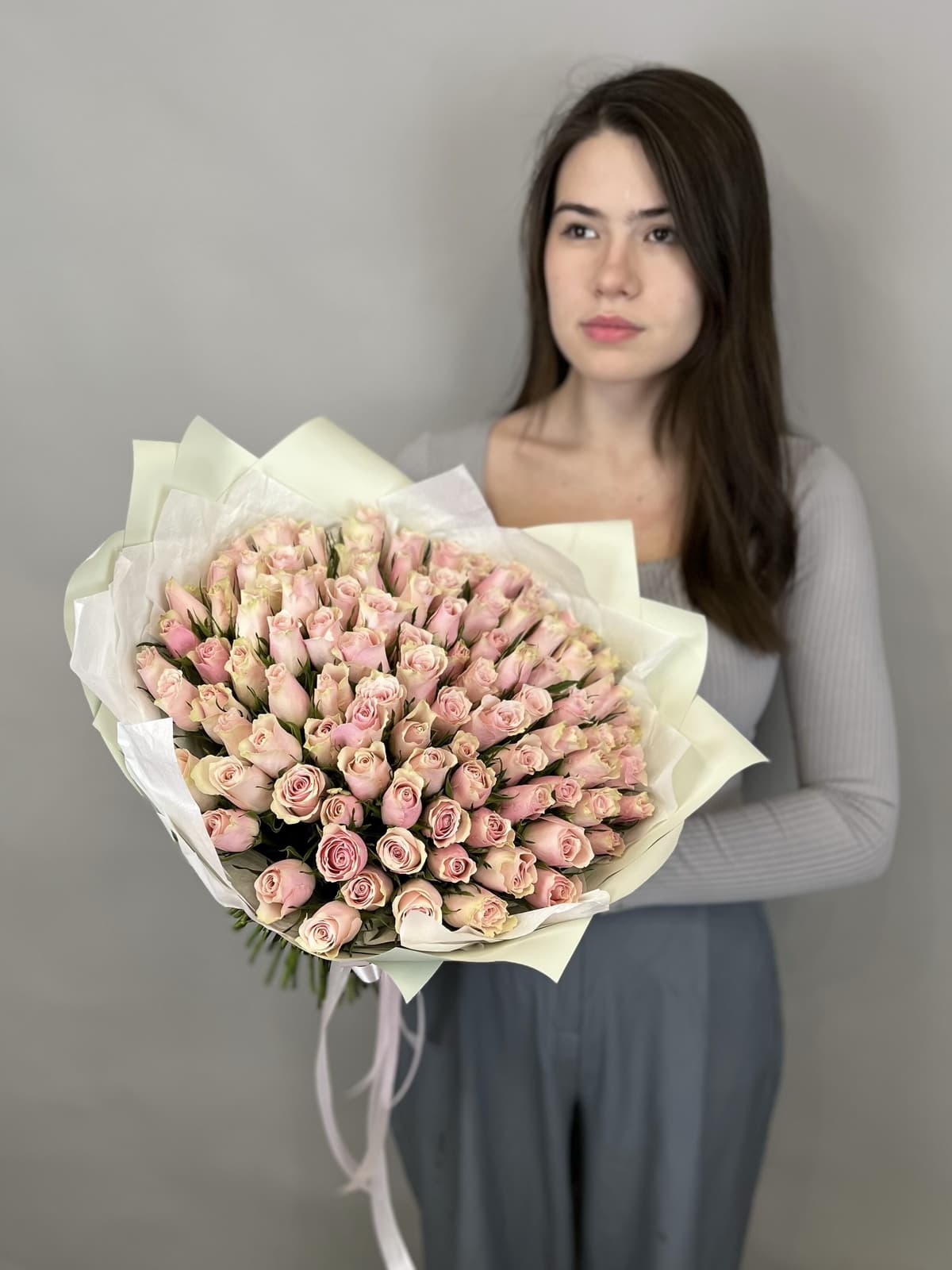 Роскошный букет из 101 розовых роз Кения 35-40 см в матовой бумаге