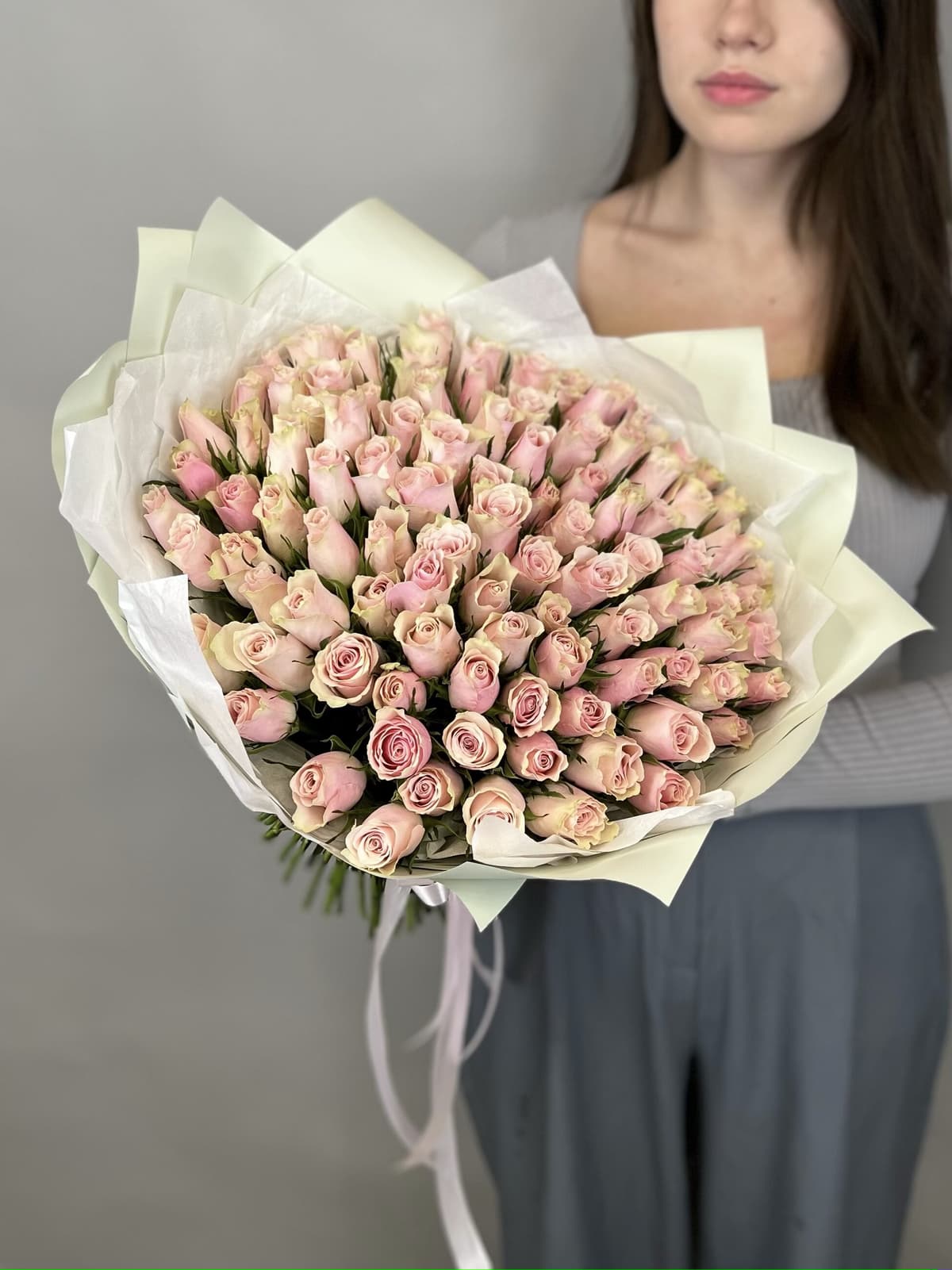 Роскошный букет из 101 розовых роз Кения 35-40 см в матовой бумаге