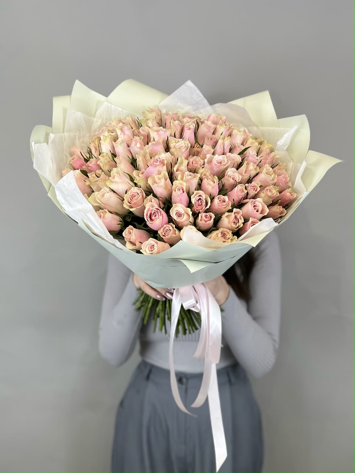 Роскошный букет из 101 розовых роз Кения 35-40 см в матовой бумаге