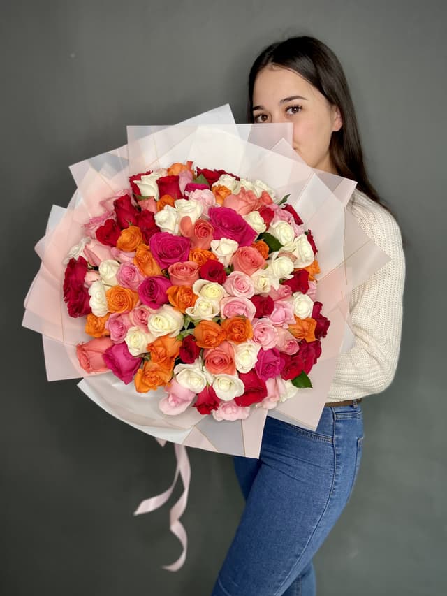 Цветочный букет из 101 розы Кения микс Цветочный букет из 101 розы Кения микс