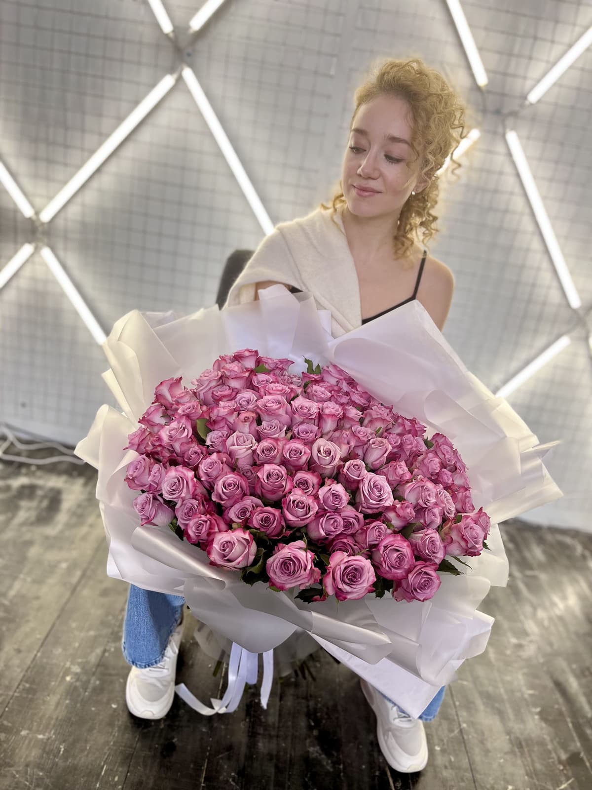 Шикарный букет из 101 сиреневой Розы в светлом оформлении