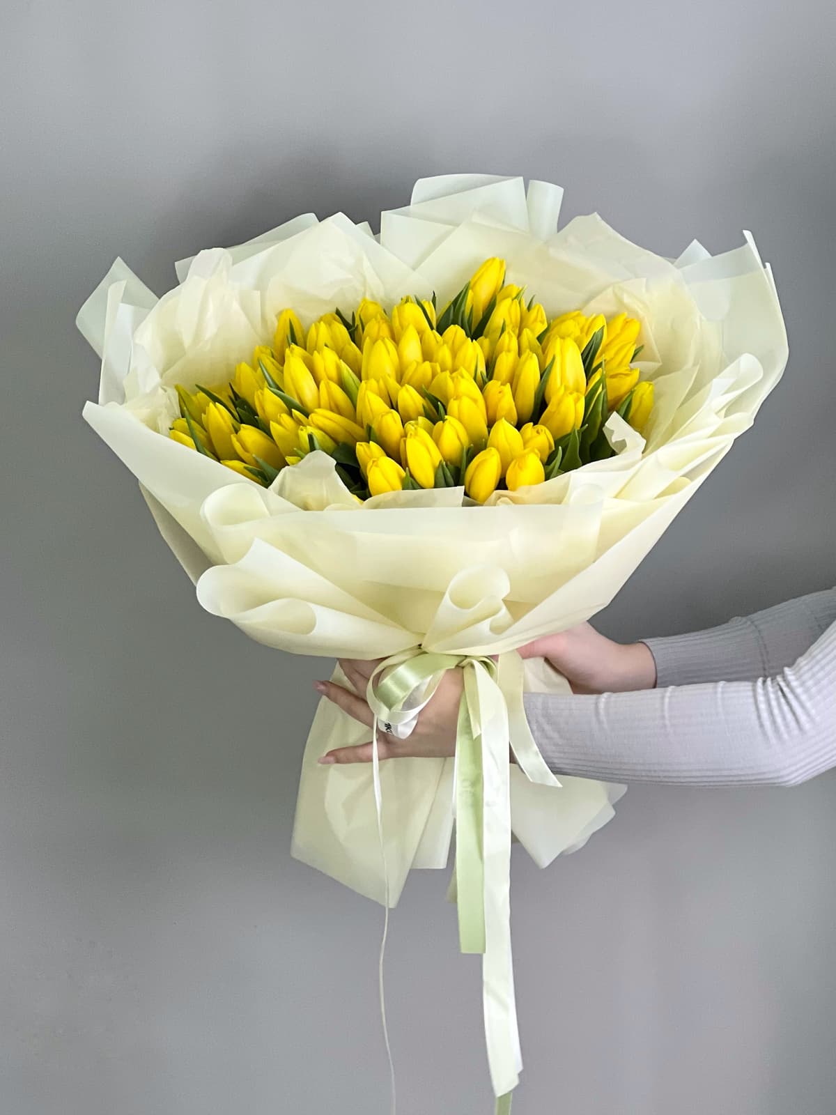 Букет из 101 желтого тюльпана в фирменной упаковке
