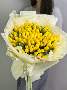 Букет из 101 желтого тюльпана в фирменной упаковке