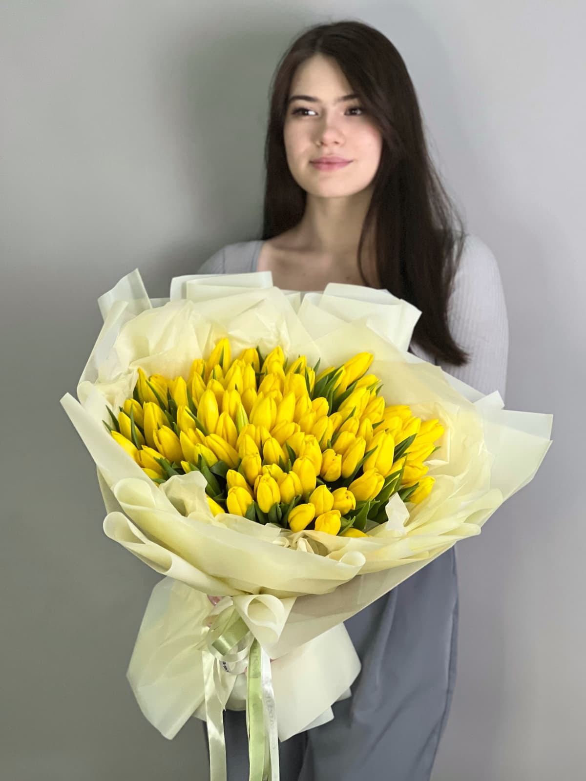 Букет из 101 желтого тюльпана в фирменной упаковке